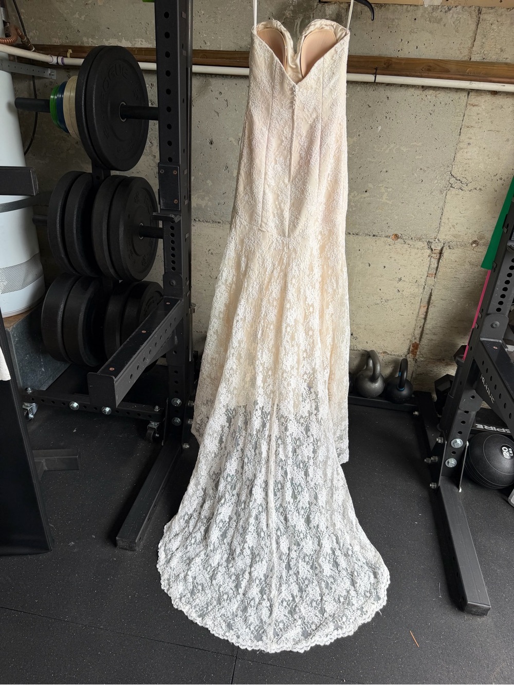 Elegant Lace Backless Wedding Dress in Ivory